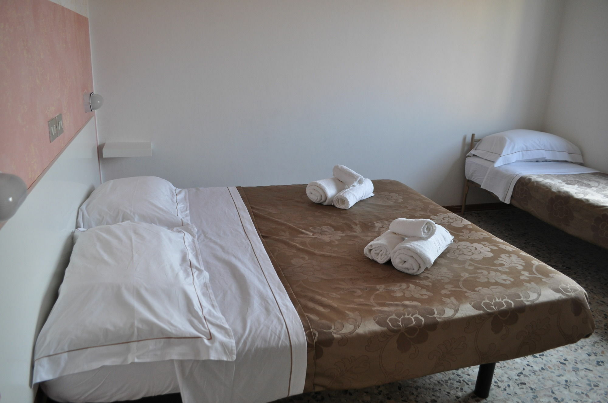 Hotel Urano كاتوليكا المظهر الخارجي الصورة