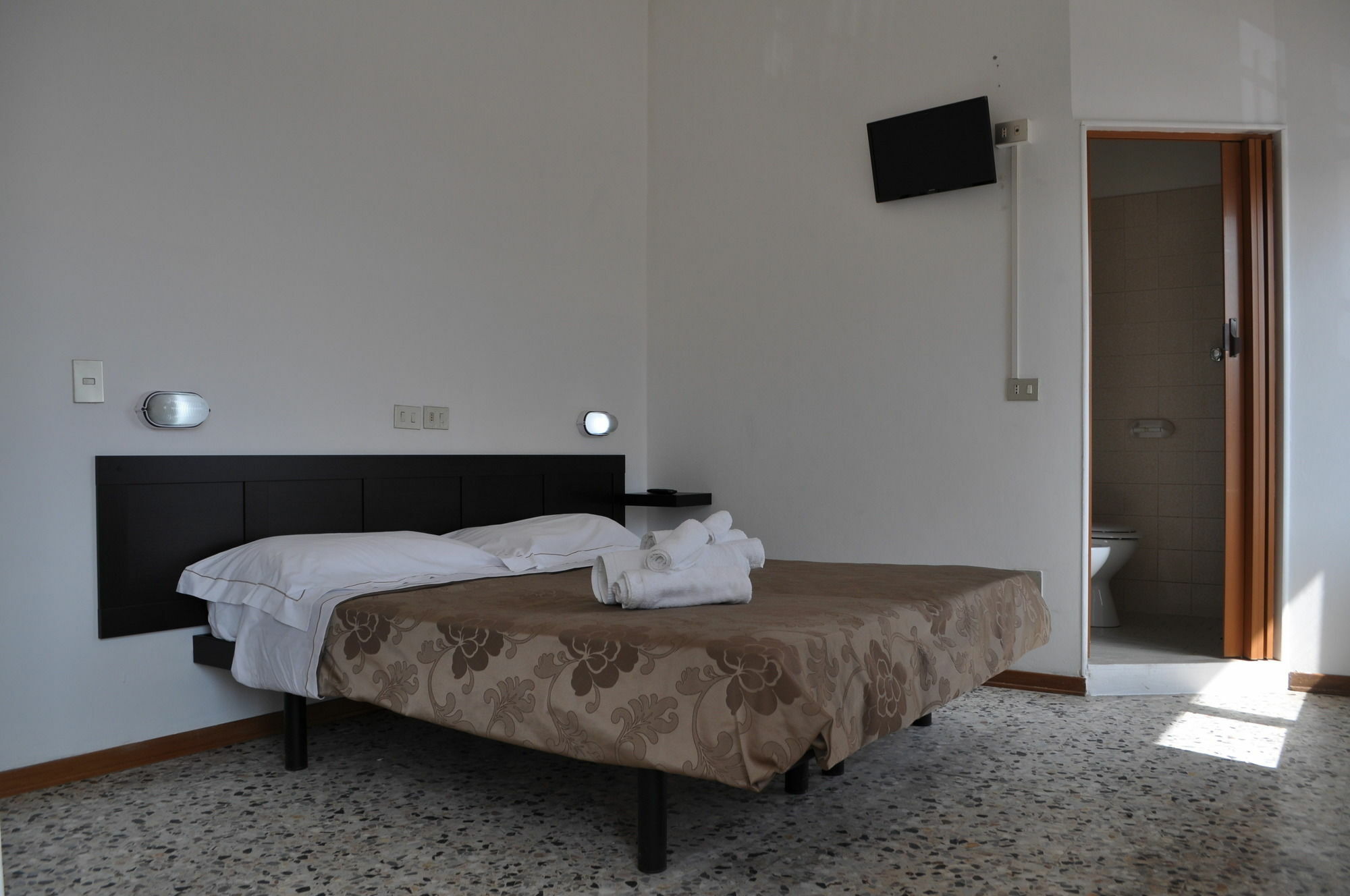 Hotel Urano كاتوليكا المظهر الخارجي الصورة