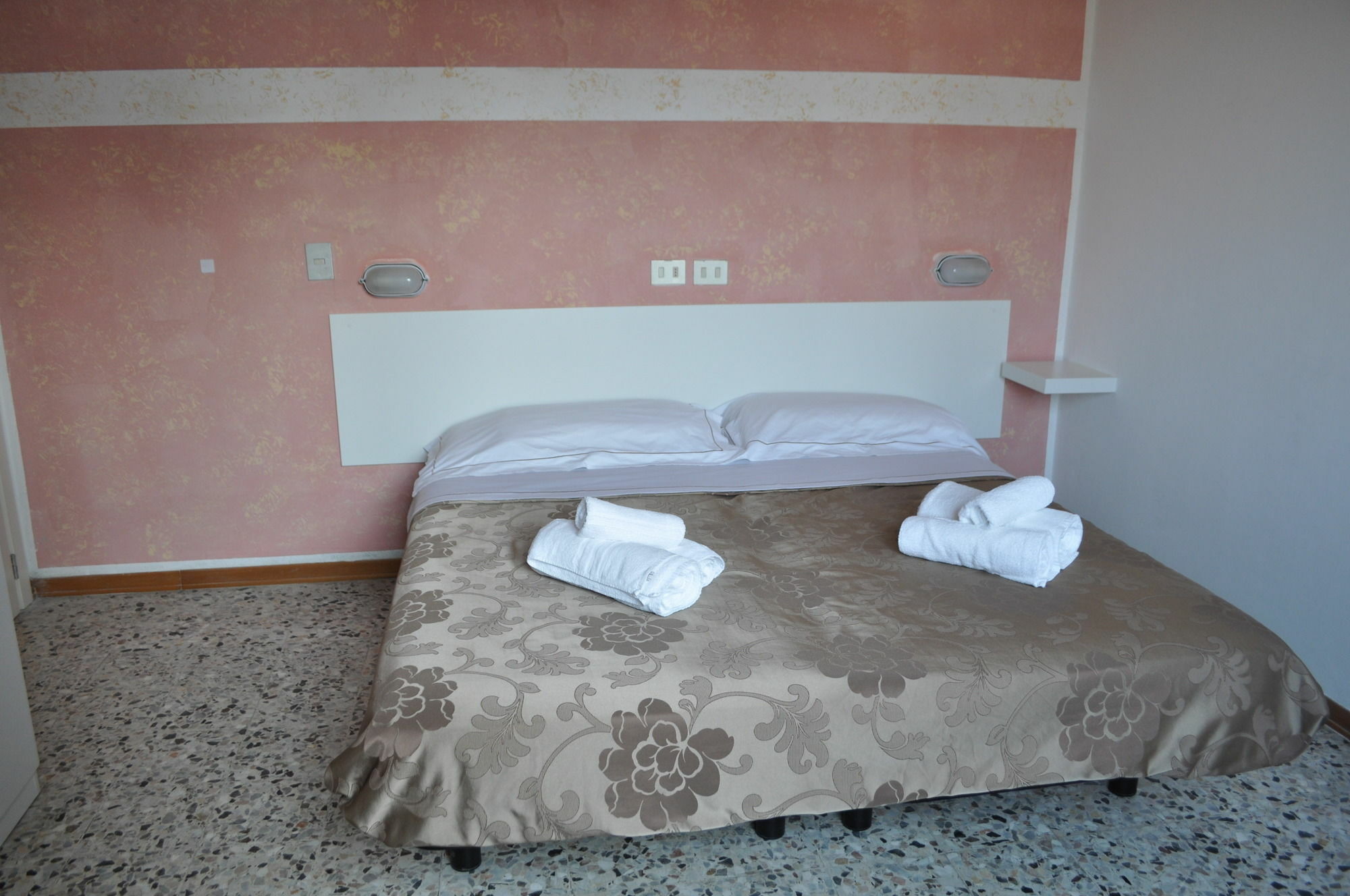 Hotel Urano كاتوليكا المظهر الخارجي الصورة